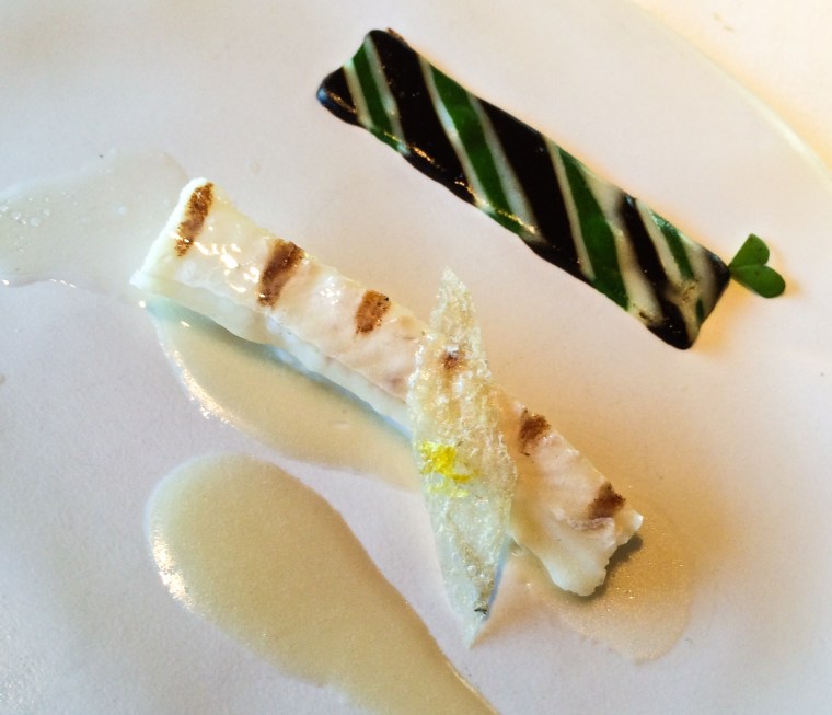 Lenguado a la brasa con ajo negro fermentado, ajo blanco y jugo de perejil y limón