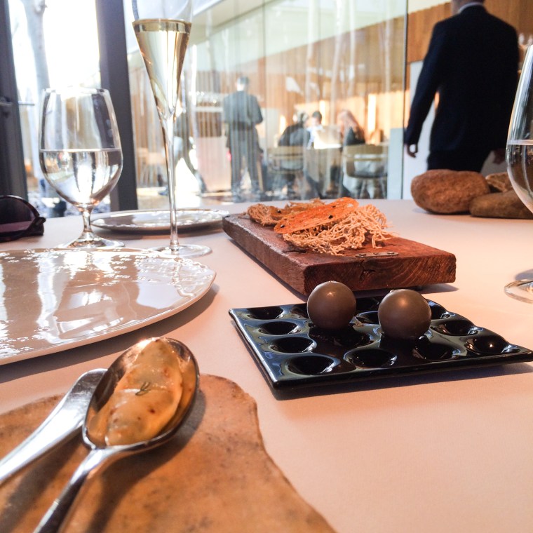 Tartaleta de camarones Bombon de cárpano con pomelo y sésamo negro Tortilla de Caviar