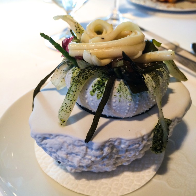Ensalada de ortiguillas, navajas, espardeñas y algas escabechadas.
